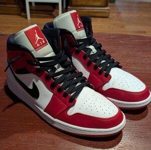 Nike Air Jordan 1 Mid 'Chicago'